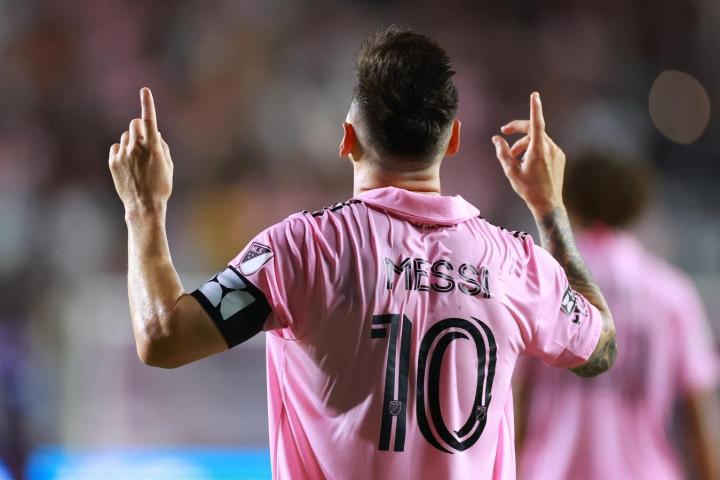 Lionel Messi ofició de modelo en el lanzamiento retro de una camiseta de  Argentina