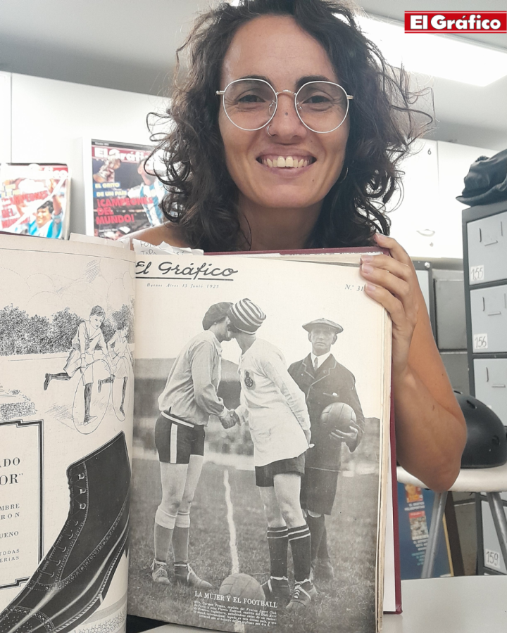 Imagen Ayelén Pujol sostiene la primera tapa de El Gráfico dedicada al fútbol femenino (Edición 310, del 13 de junio de 1925)