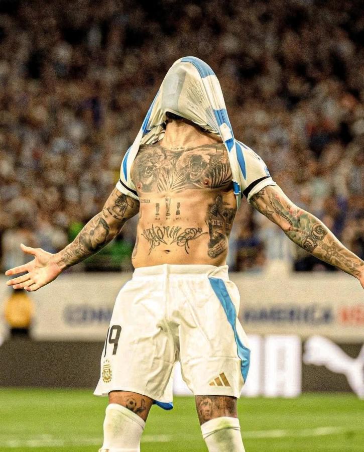 Imagen Otamendi y los tatuajes de sus conquistas con la Selección.