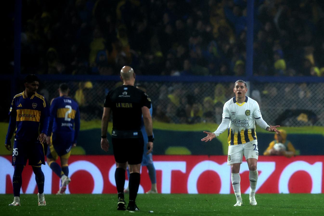 Imagen Enzo Copetti reclama en vano un penal que Baliño no consideró ni va a considerar. Foto: Fotobaires