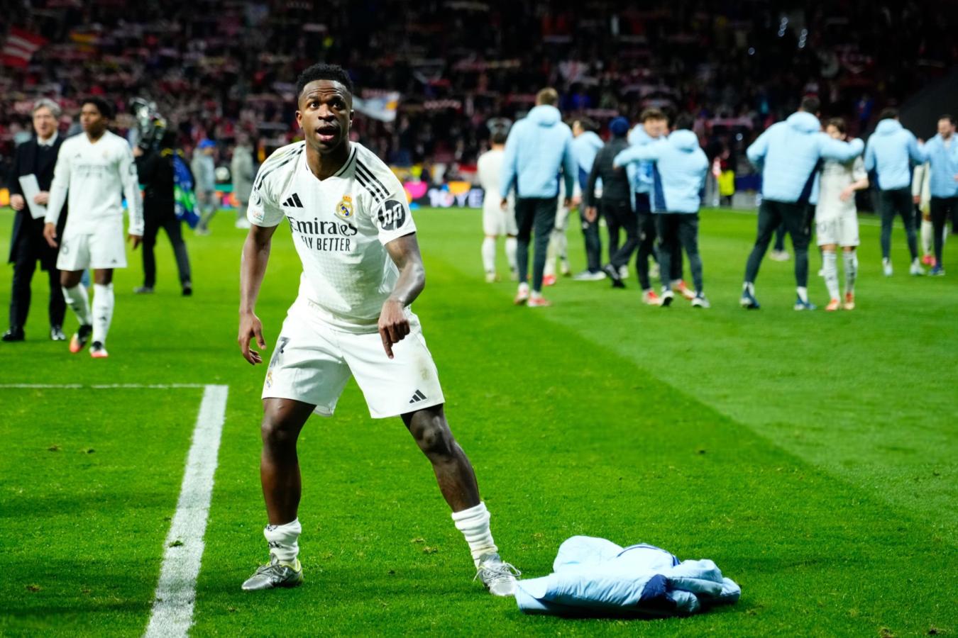 Imagen Vinicius Jr. provocó al público local con el camperón del Madrid. No recibió sanción.
