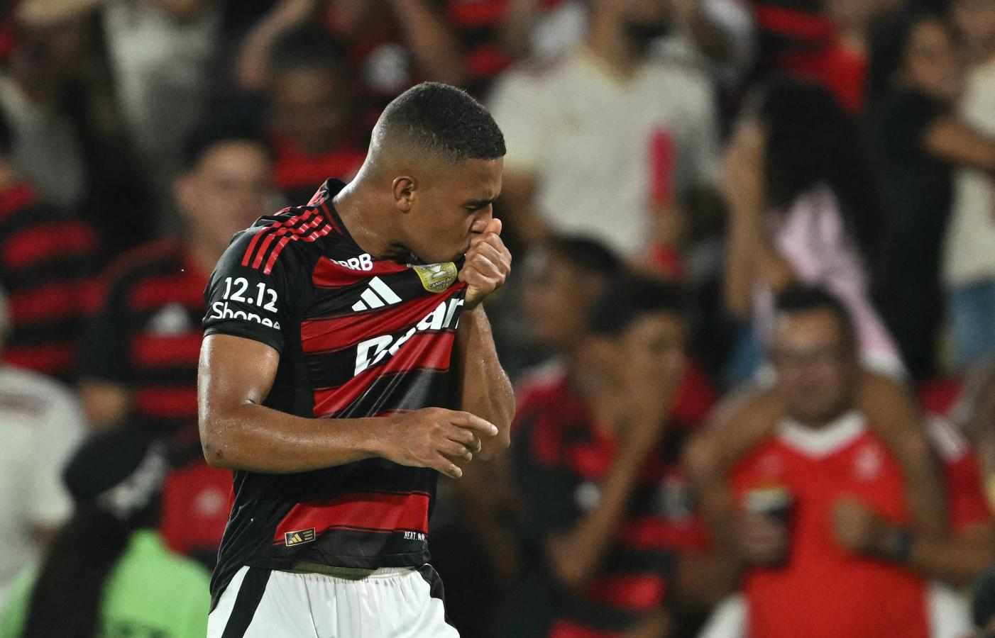 Imagen Samu Lino besa el escudo de Flamengo. Llegó desde Atlético de Madrid por 25 millones de euros. AFP.