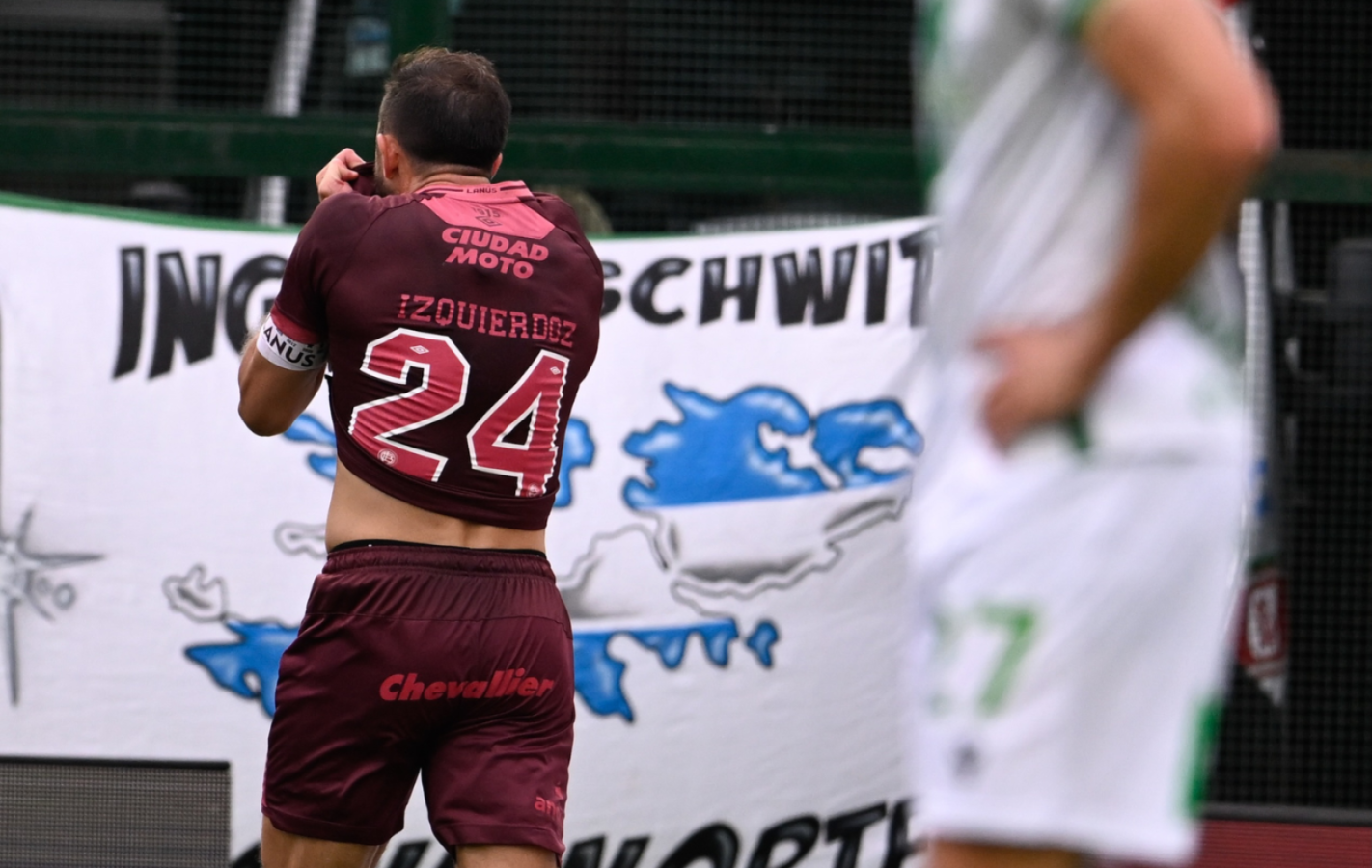 Imagen de Izquierdoz, la cara de la pertenencia en Lanús: del rechazo a jugar la final de la Libertadores a anotar el empate en el clásico y ser agredido