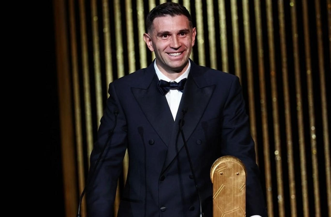 Imagen Dibu Martínez, con el premio Lev Yashin que obtuvo en 2024.