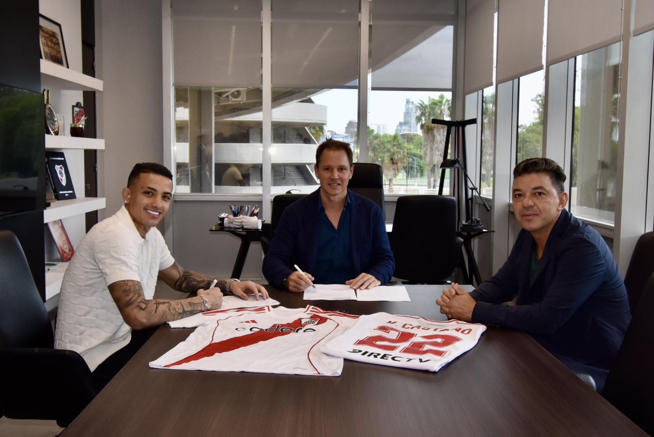 Imagen Castaño sabe que en 2026 deberá remarla para volver a ser titular en River.