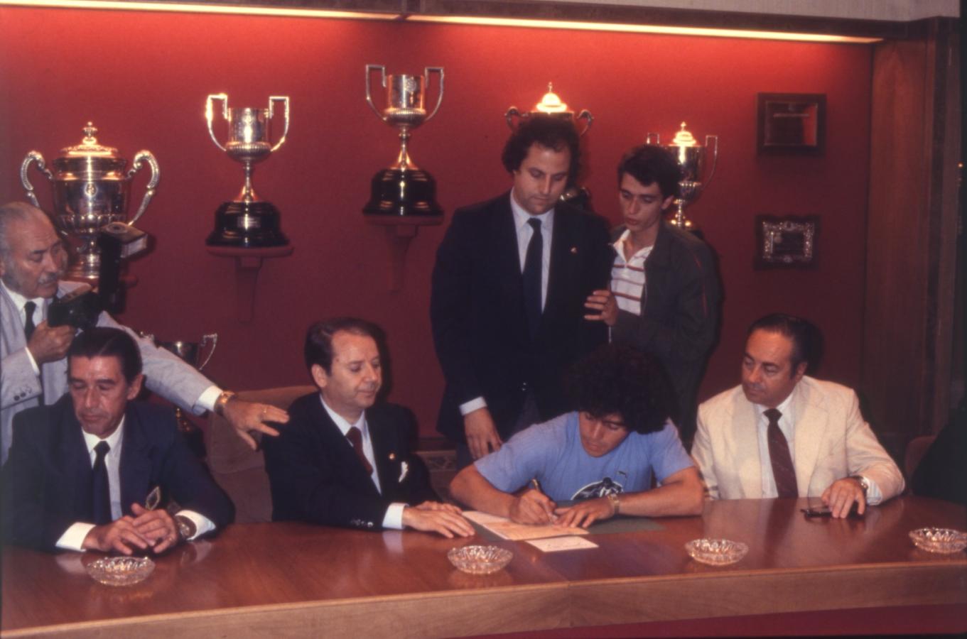 Imagen El momento esperado: la firma de Maradona en Barcelona.