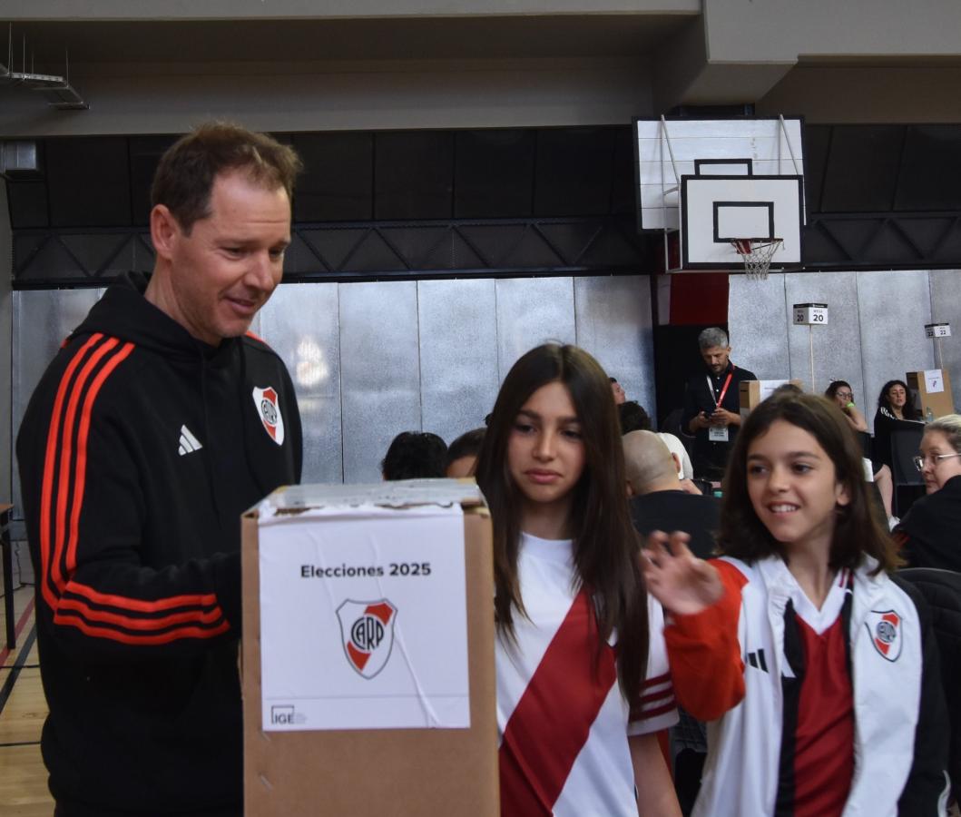 Imagen Jorge Brito emitió su voto acompañado por sus hijos.