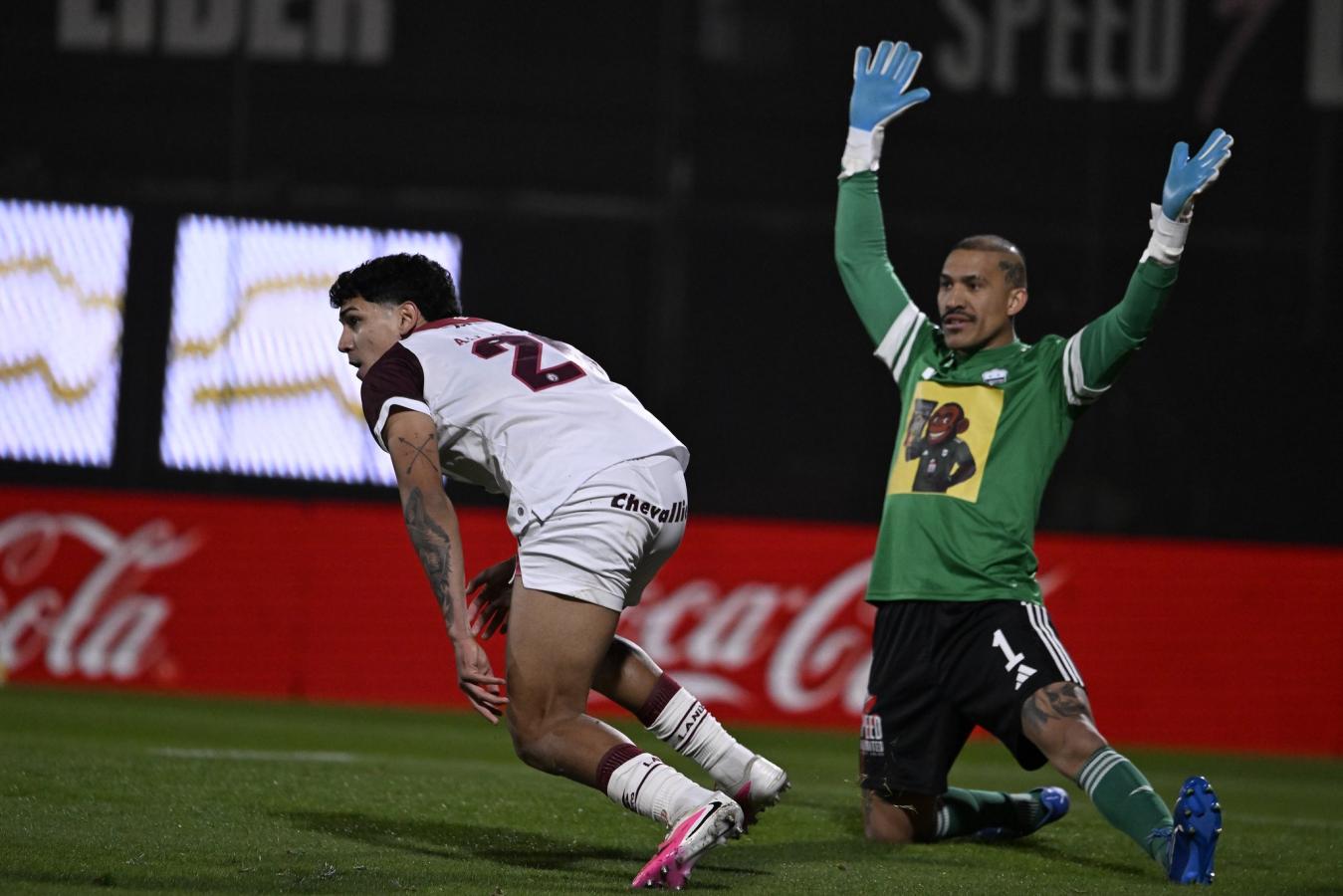 Imagen de Lanús goleó 3-0 a Riestra y revivió el único antecedente de una goleada al Malevo en el Guillermo Laza