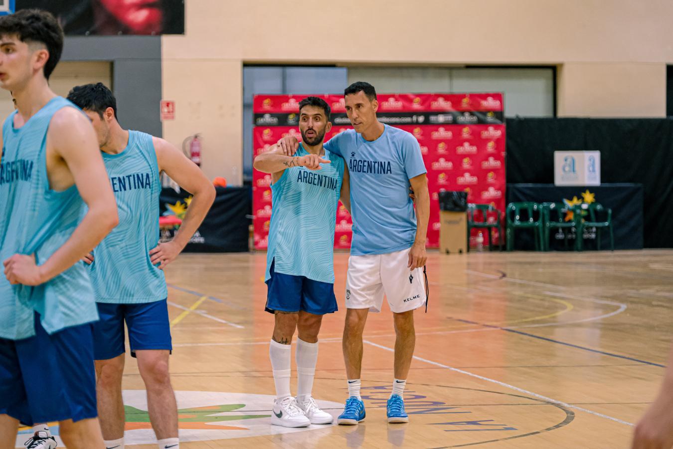 Imagen Pablo Prigioni junto a Facundo Campazzo, uno de los emblemas de la Selección.