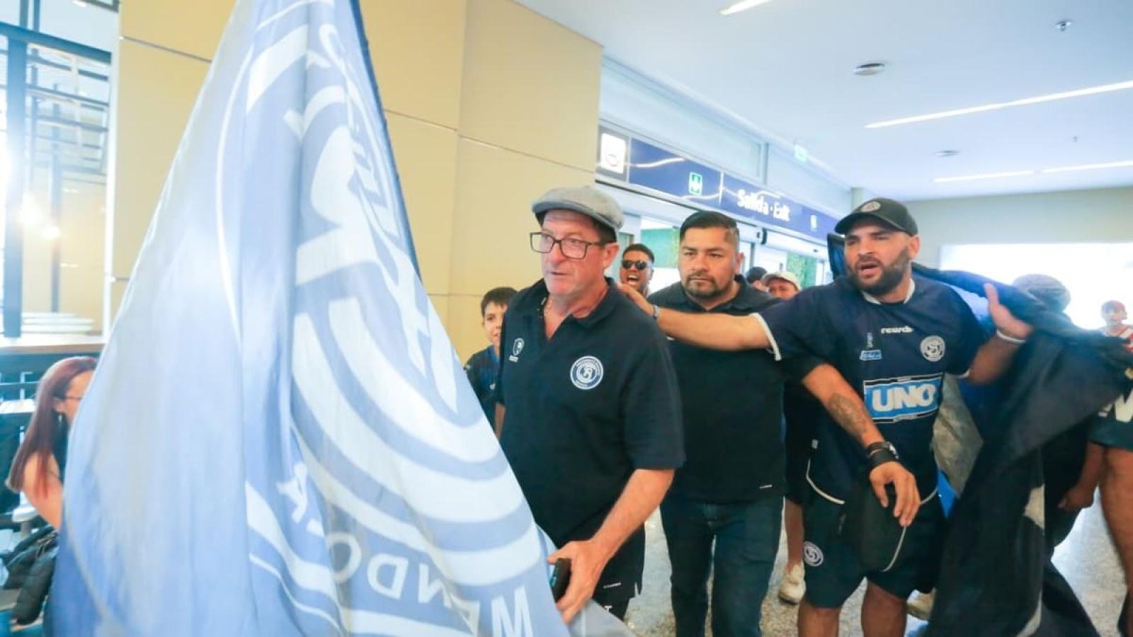 Imagen Berti es despedido por los hinchas de Independiente Rivadavia en una jornada emotiva. Diario Uno.