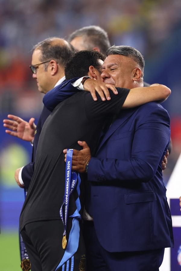 Imagen El abrazo de Scaloni con Chiqui Tapia (AFP).