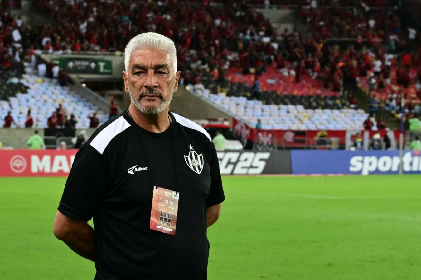 Imagen Omar de Felippe pidió ser reconocido. Central Córdoba le respondió.