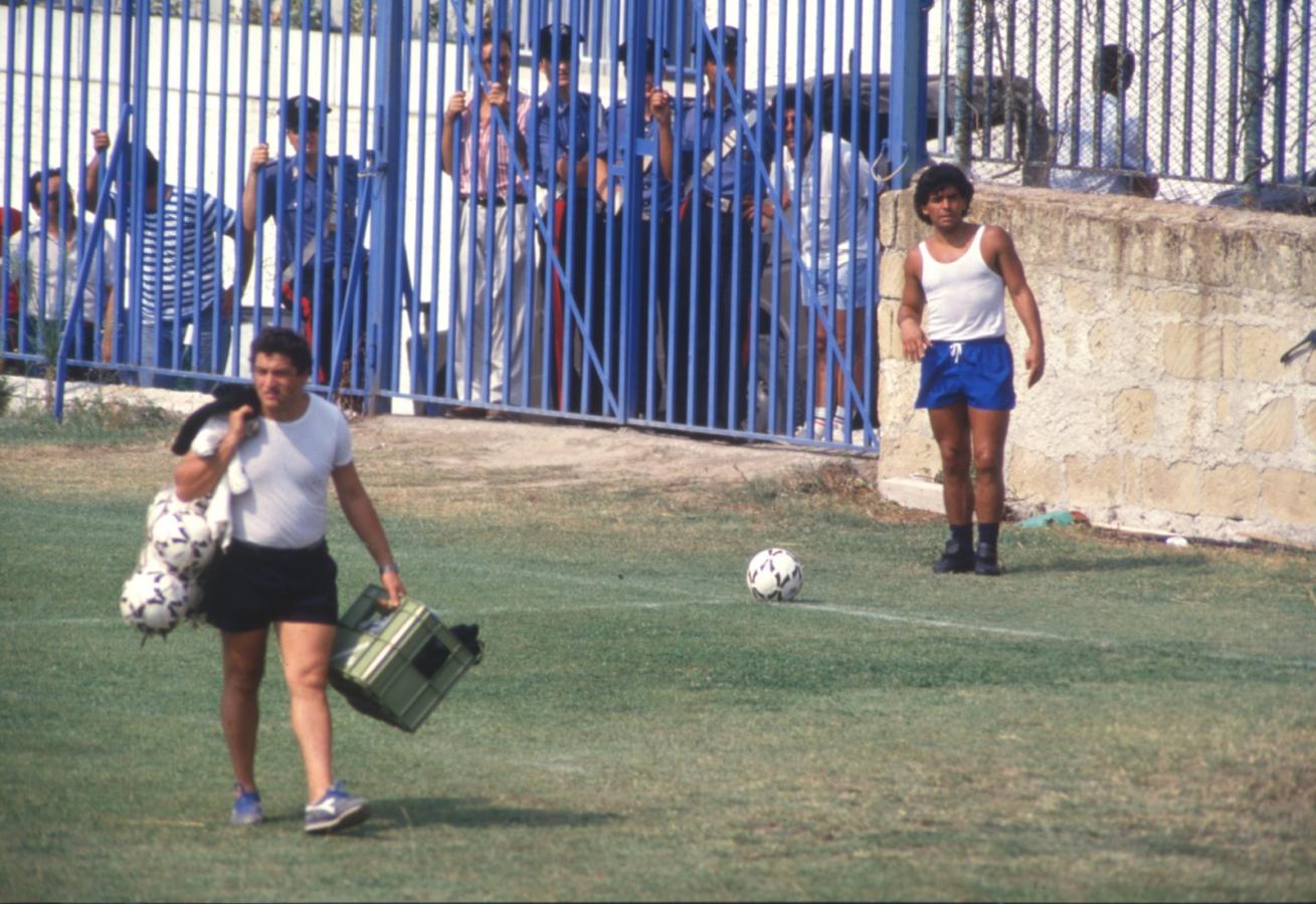 Imagen Diego, listo para patear con el pie derecho. Toda una rareza.