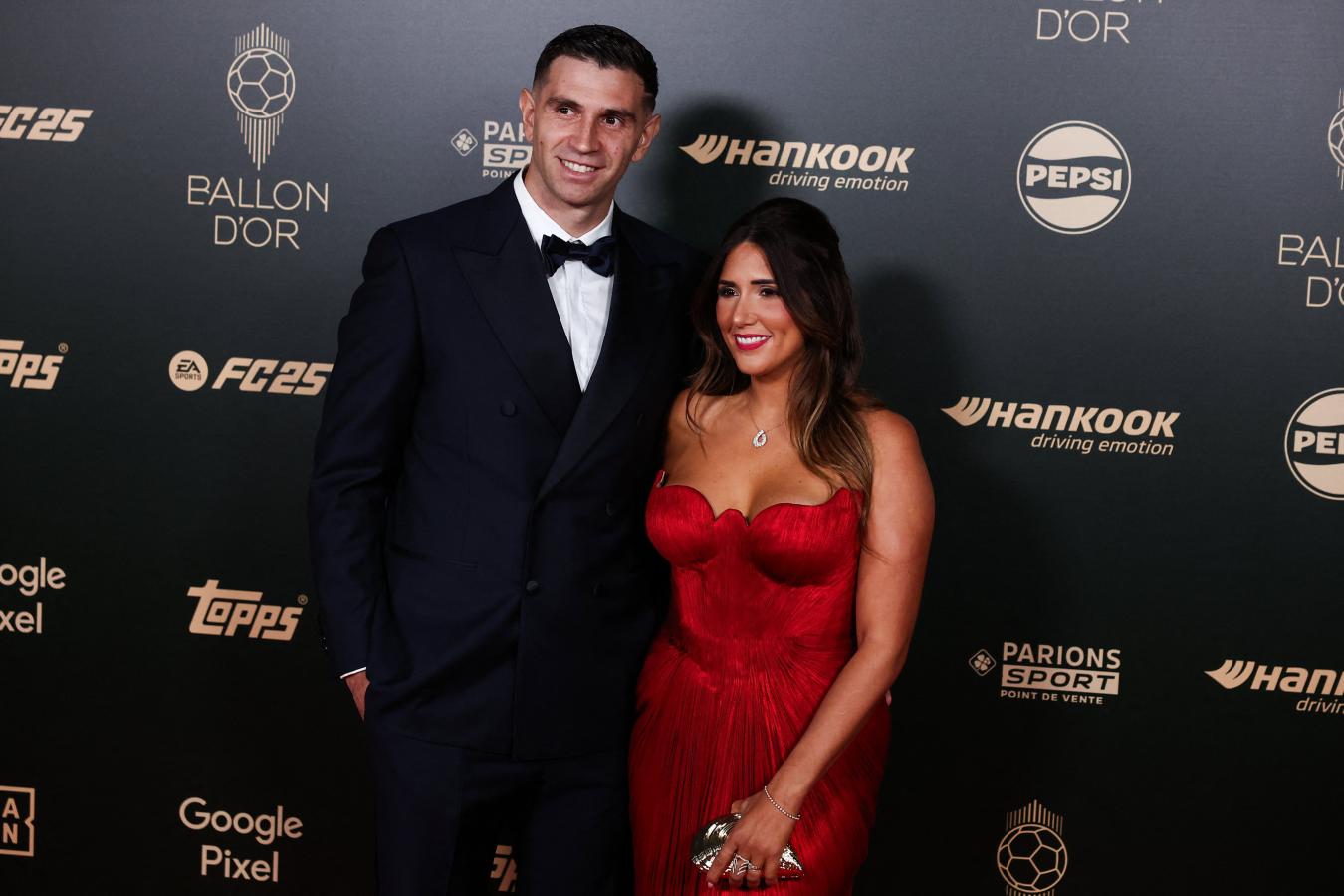 Imagen Dibu Martínez y su pareja, presentes en el Balón de Oro.