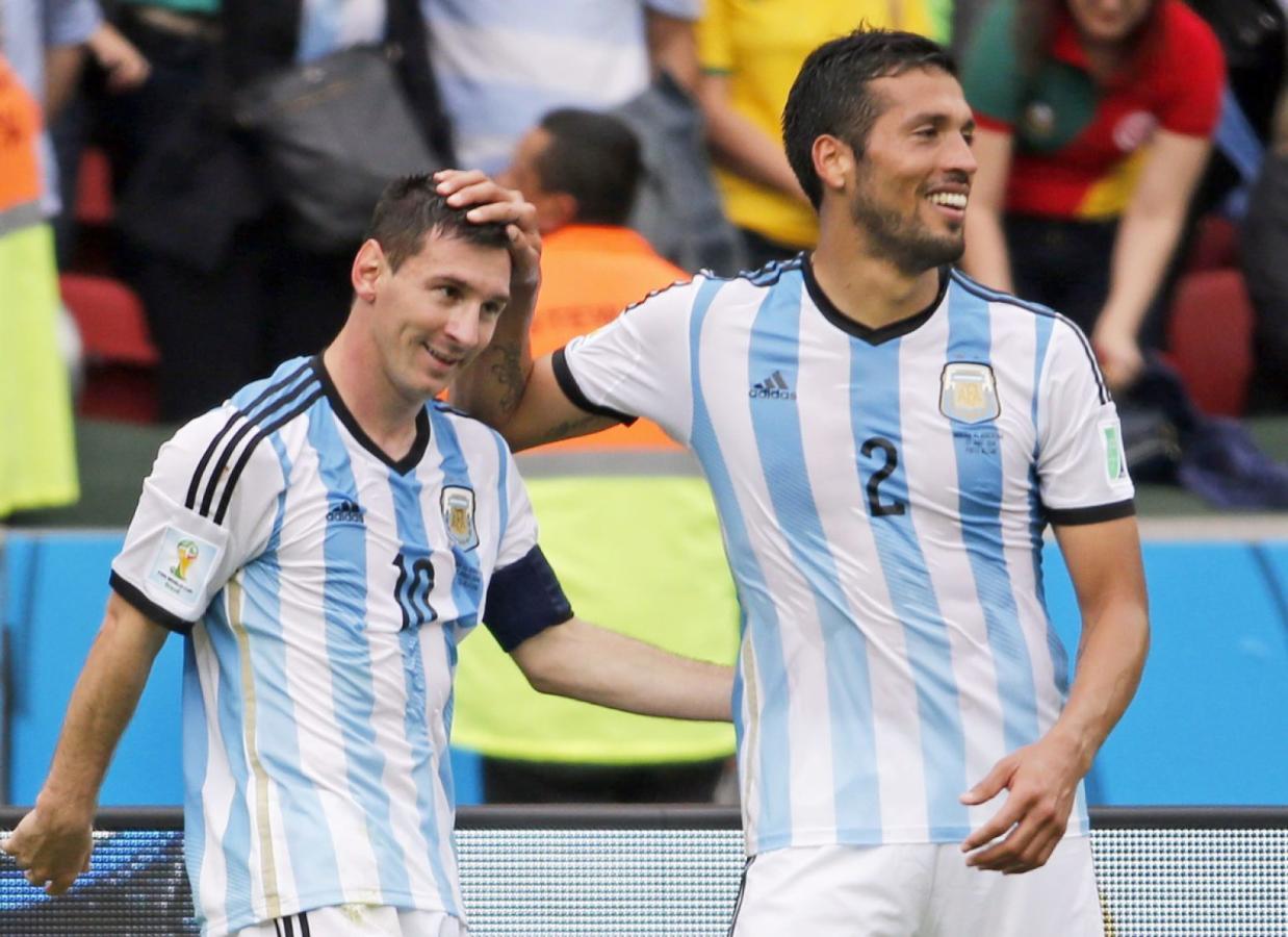 Imagen Ezequiel Garay, junto con Lionel Messi en el Mundial 2014.