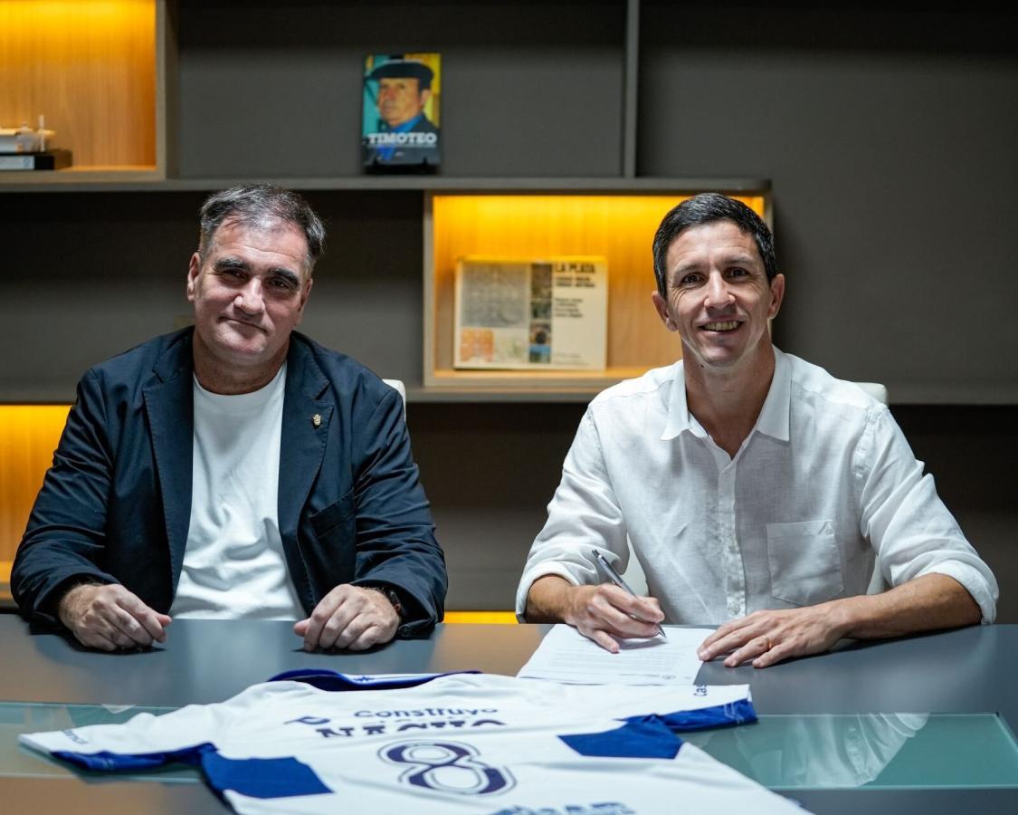 Imagen Carlos Anacleto junto a Nacho Fernández, en la firma del contrato.