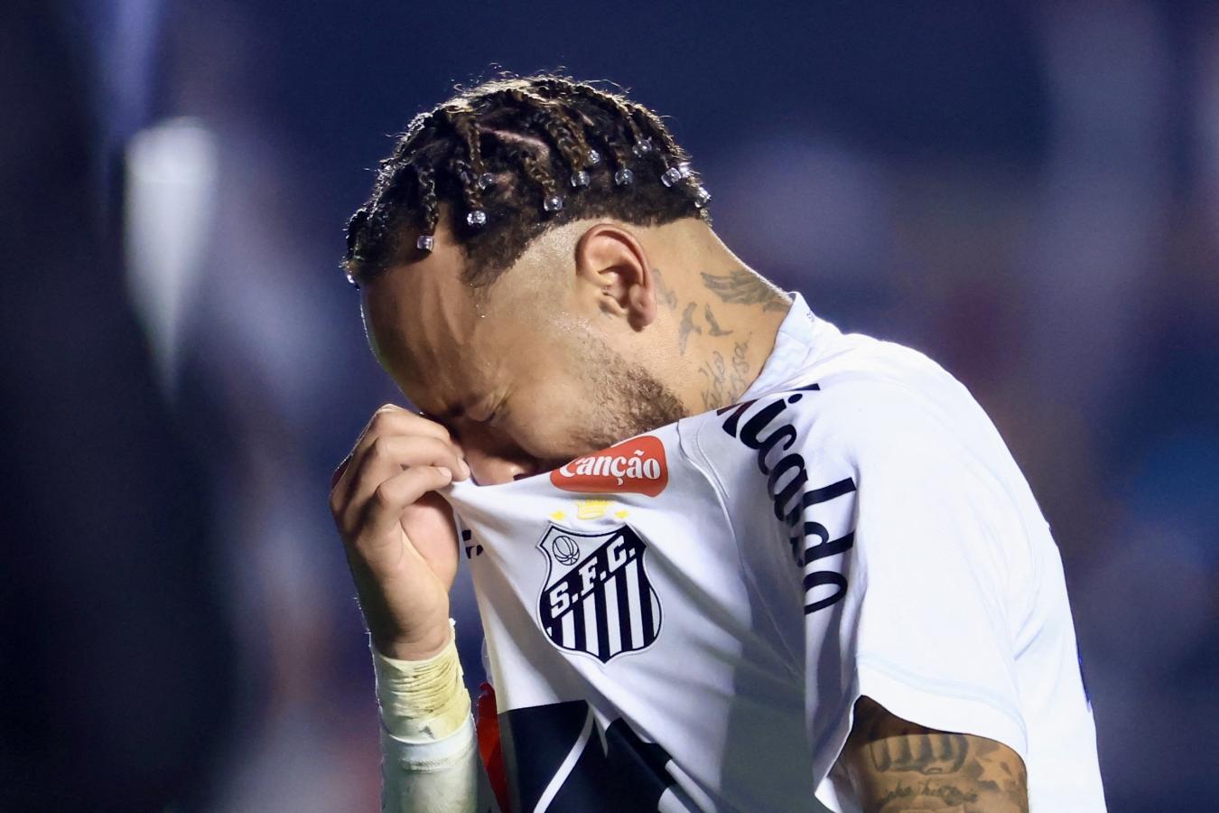 Imagen Neymar no descartó el retiro a fin de año.