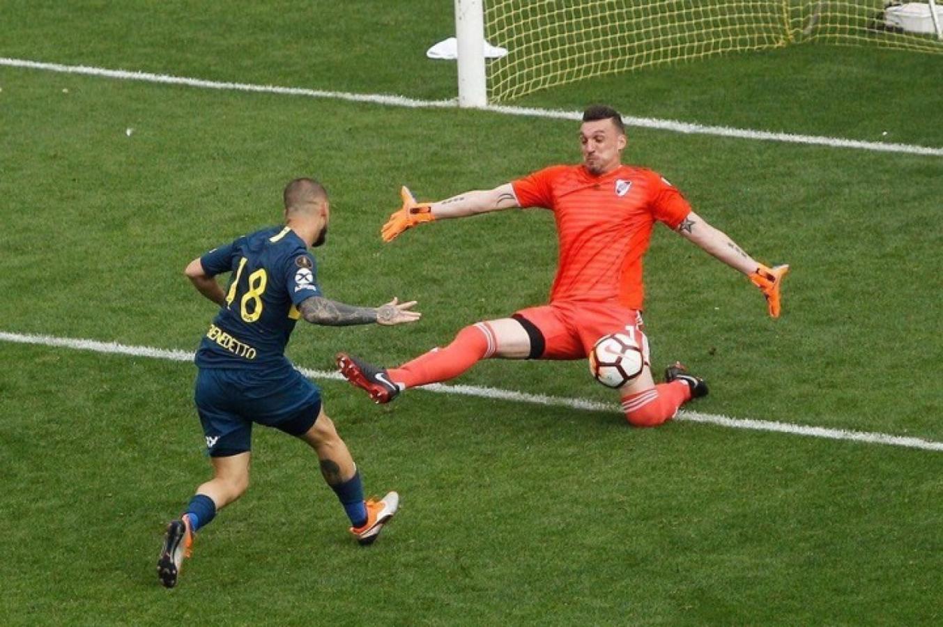 Imagen La tapada de Armani ante Benedetto en La Bombonera, icónica para los hinchas de River