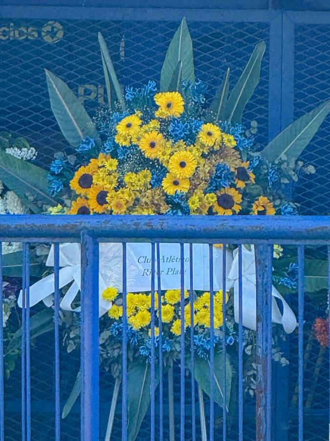 Imagen Las flores azules y amarillas de River para Miguel Russo.