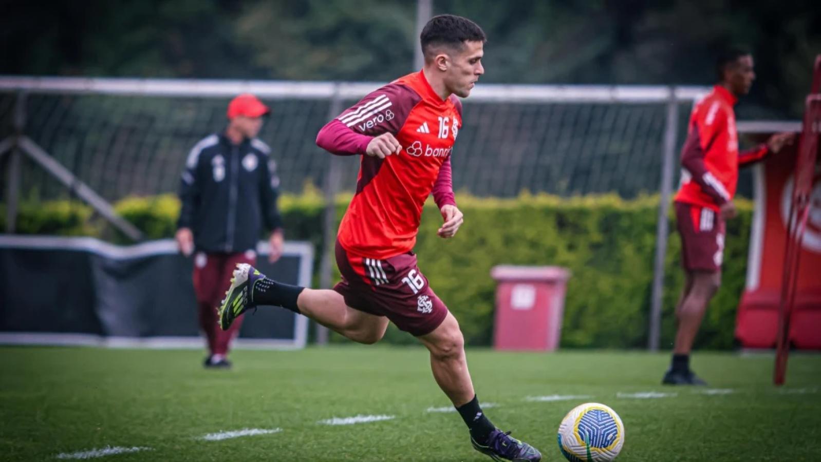 Imagen Fabricio Bustos practicó apartado del grupo este miércoles en Inter. Mañana viajará a Buenos Aires.