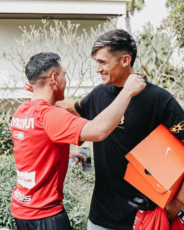 Imagen Con un viejo conocido: Solari y Barco se funden en un abrazo.