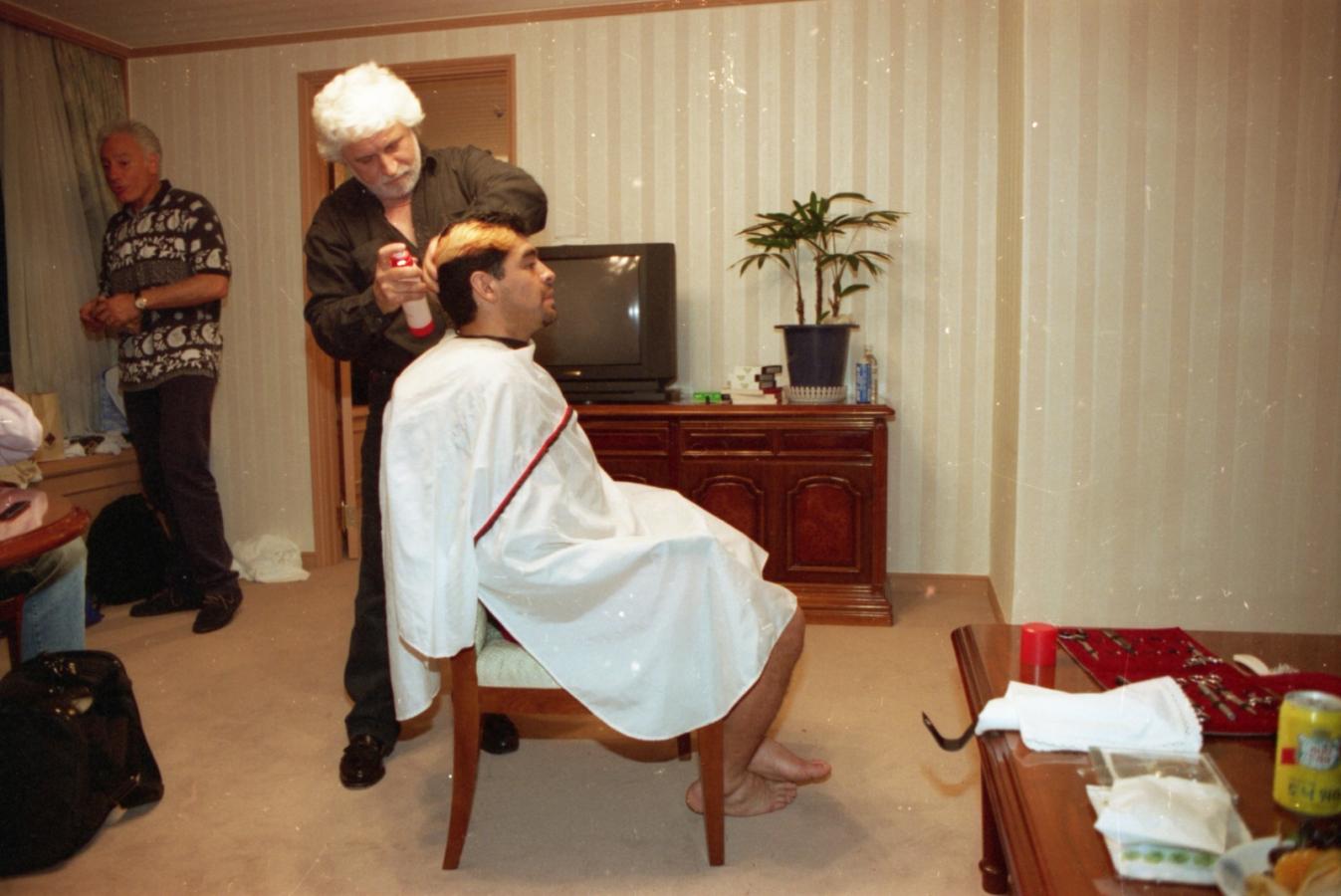 Imagen Maradona y su mechón de pelo en Corea del Sur, junto al peluquero Tony Cuozzo