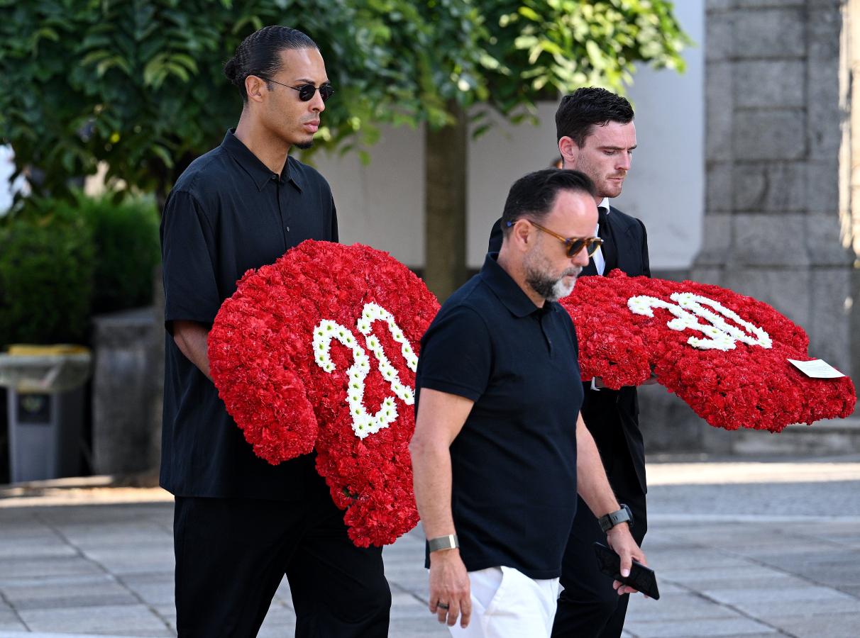 Imagen Virgil va Dijk y Andy Robertson llevaron ofrendas de Liverpool al entierro.