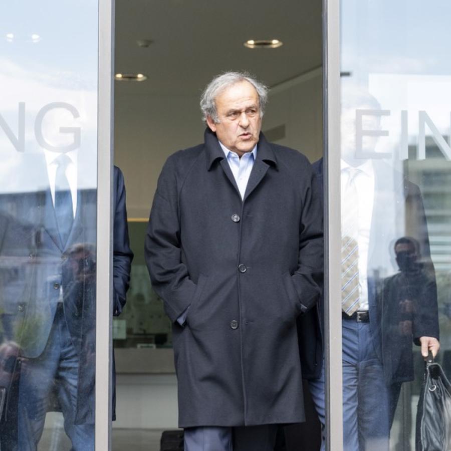 Imagen Michel Platini, a la salida de los tribunales.