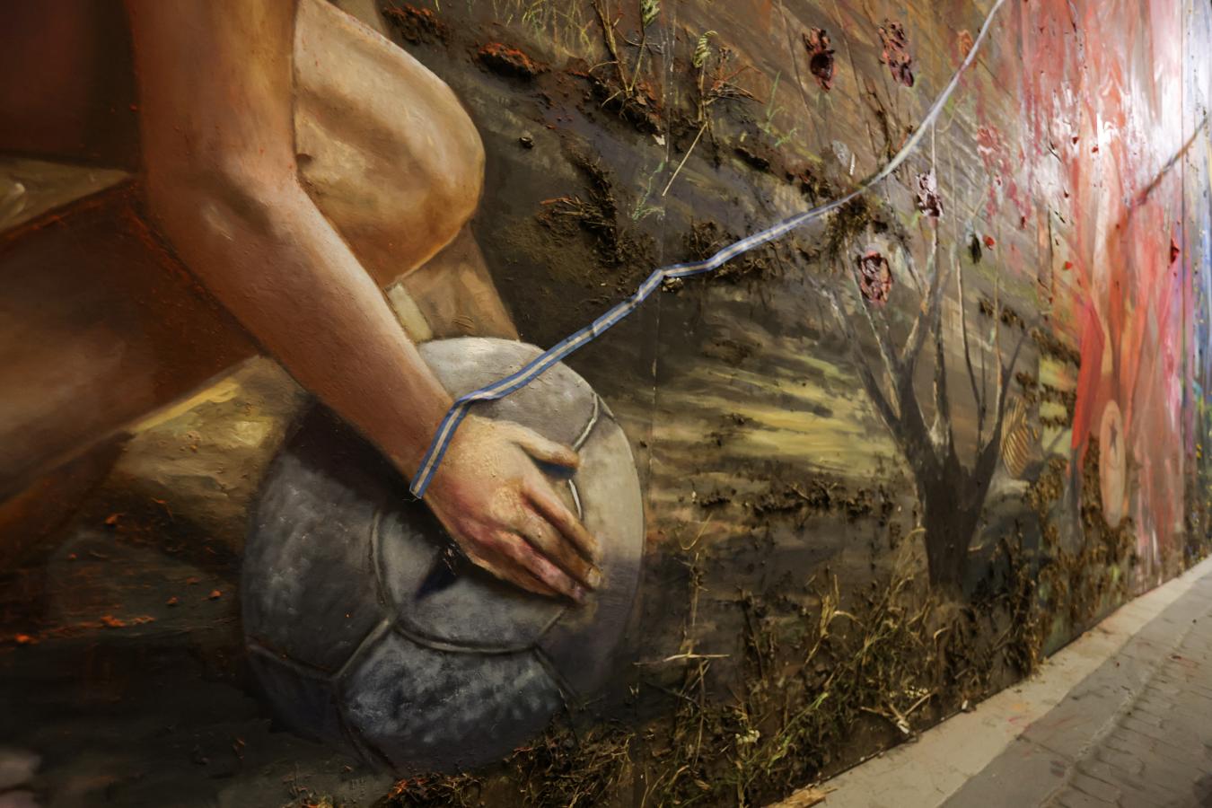 Imagen Las rosas y el la tierra de Fiorito, bien cerca del ángel que le dejó la pelota a Diego. Foto: Gonzalo Colini.