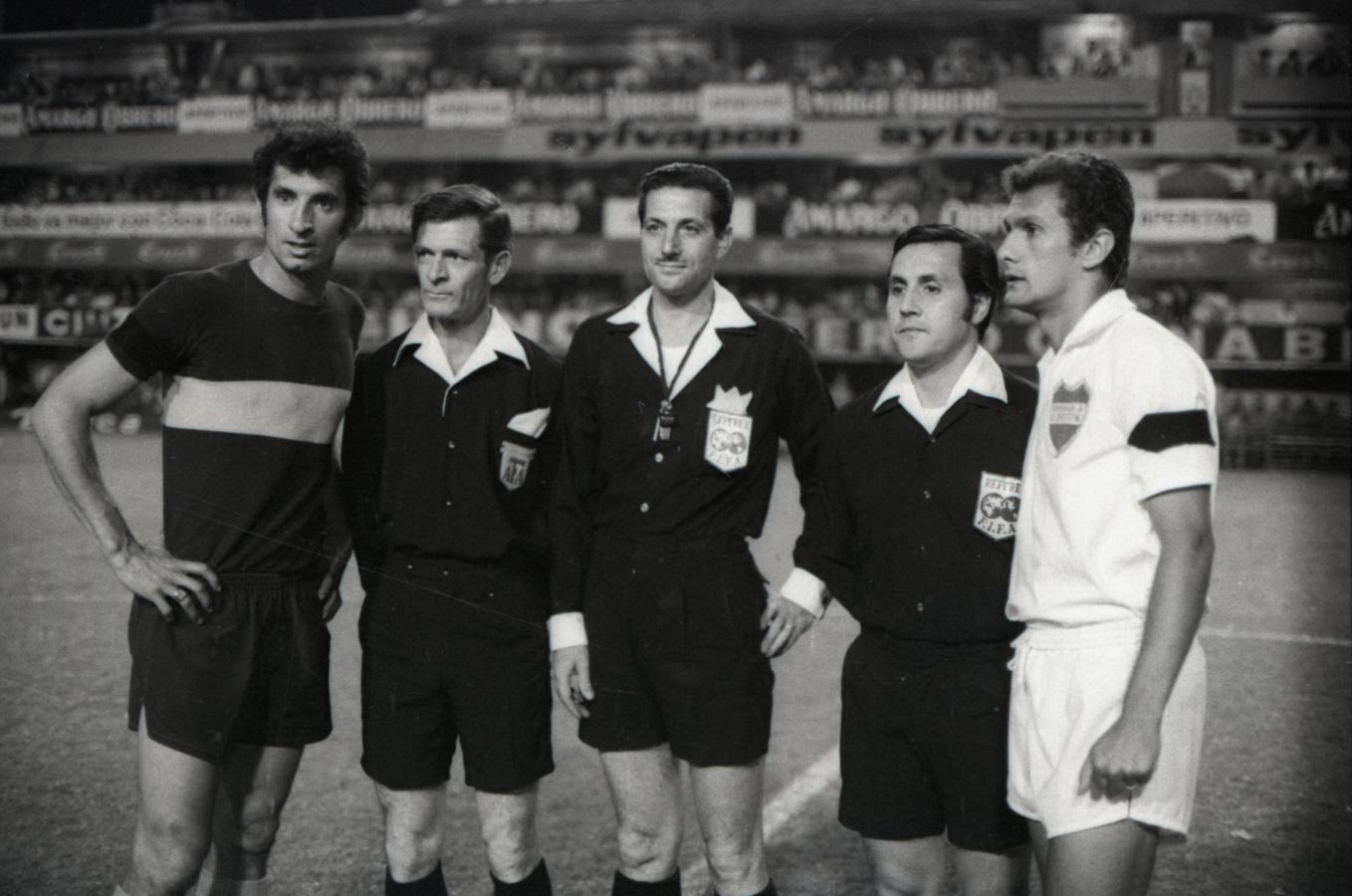 Imagen Boca alineó a Roma, Suñé, Meléndez, Rogel, Marzolini, Medina, Rattín, Ponce, Curioni, Novello y Villagra. Entraron Ovide, A. Pérez, Palacios, Peña, Savoy y Larrosa. (Foto: El Gráfico).