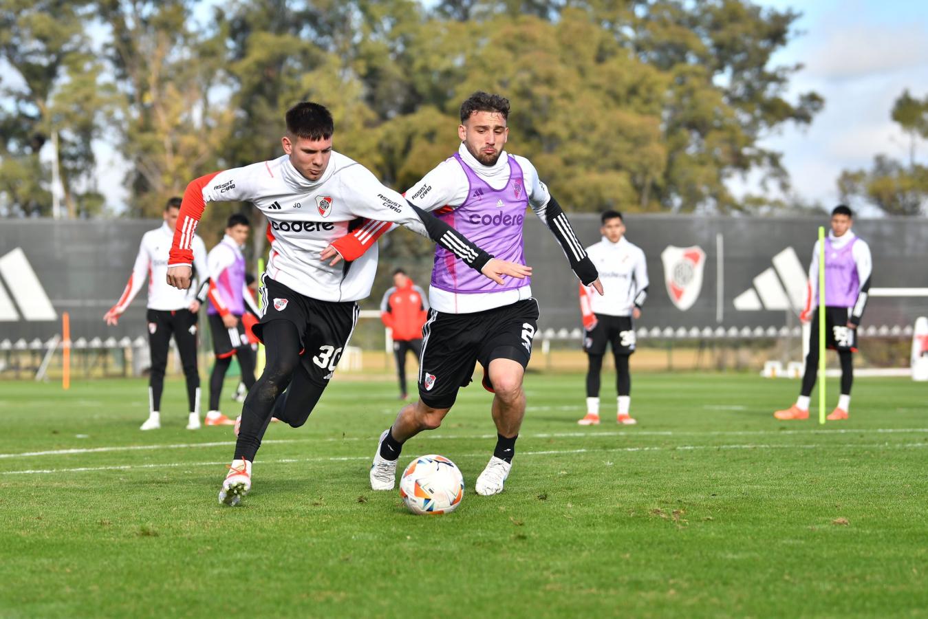 Imagen Sebastián Boselli persigue a Mastantuono durante la práctica del lunes. El uruguayo sería titular el jueves. Foto: Prensa CARP