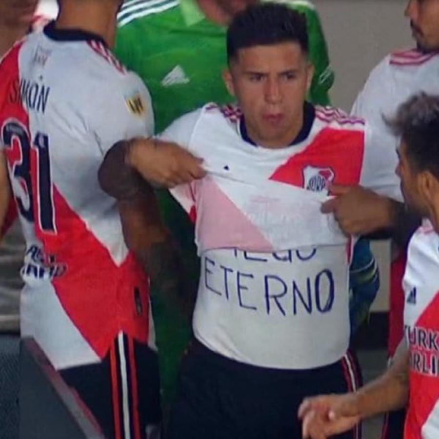 Imagen "Diego eterno", reza la inscripción de la camiseta portada por Enzo Fernández.