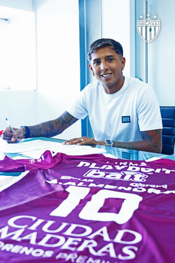 Imagen Almendra ya firmó contrato y posó con la 10 de Necaxa.