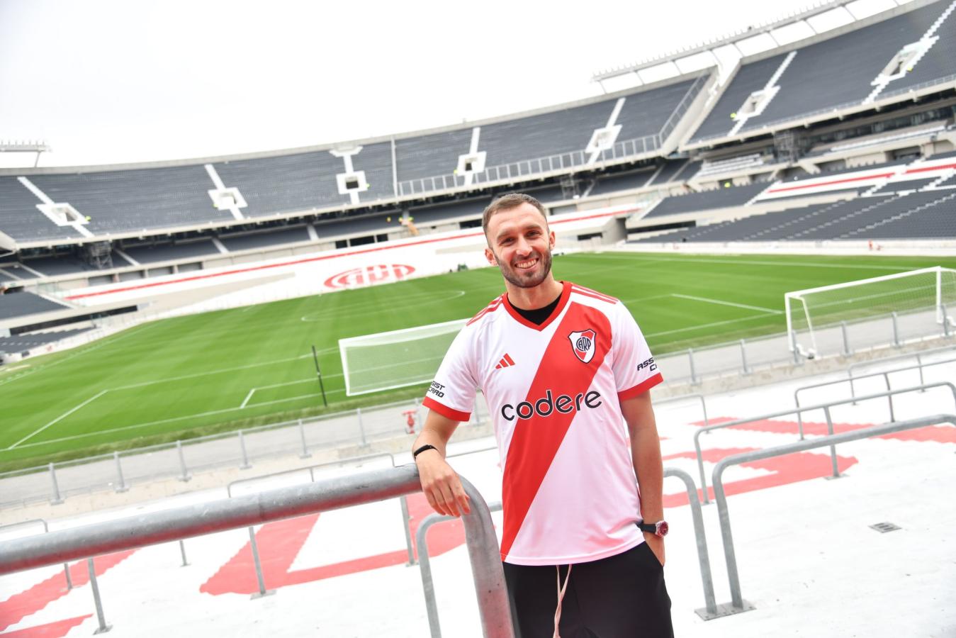 Imagen Con Demichelis, Pezzella dudaba en volver; con Gallardo, no lo pensó ni un minuto.