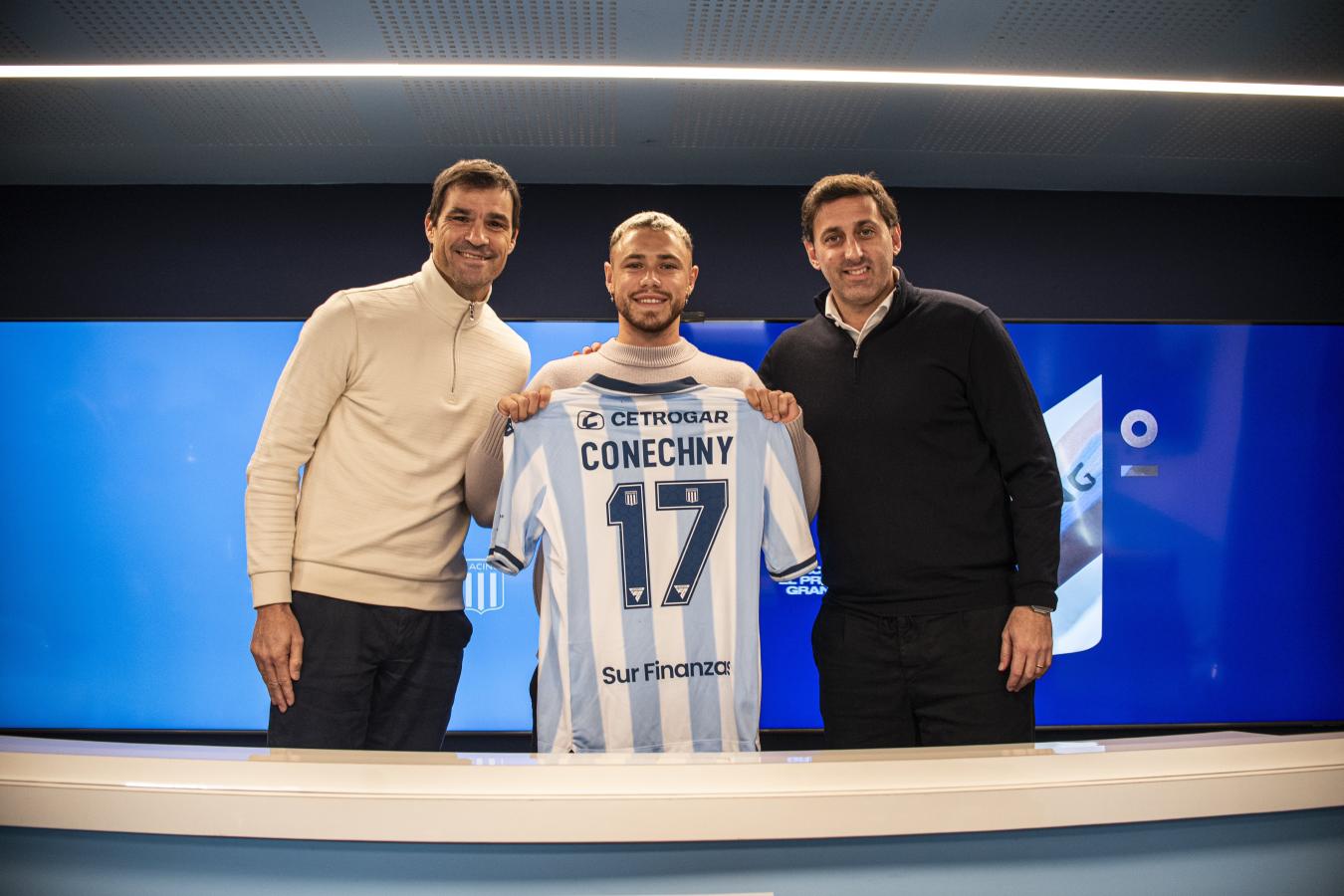 Imagen Saja, Conechny y Milito y la camiseta con el 17 que usará el delantero.