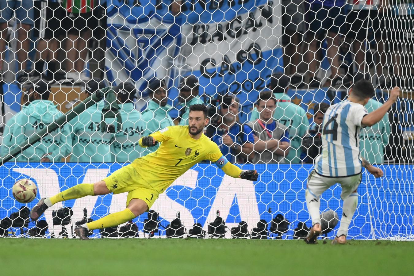 Imagen El penal más importante en la historia de Argentina. Montiel engañó a Lloris y selló el título. AFP.