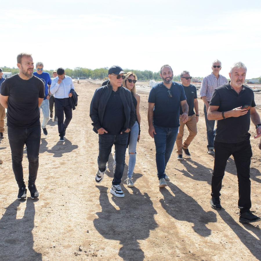 Imagen Víctor Blanco camina las obras del club que se están realizando en Ezeiza.