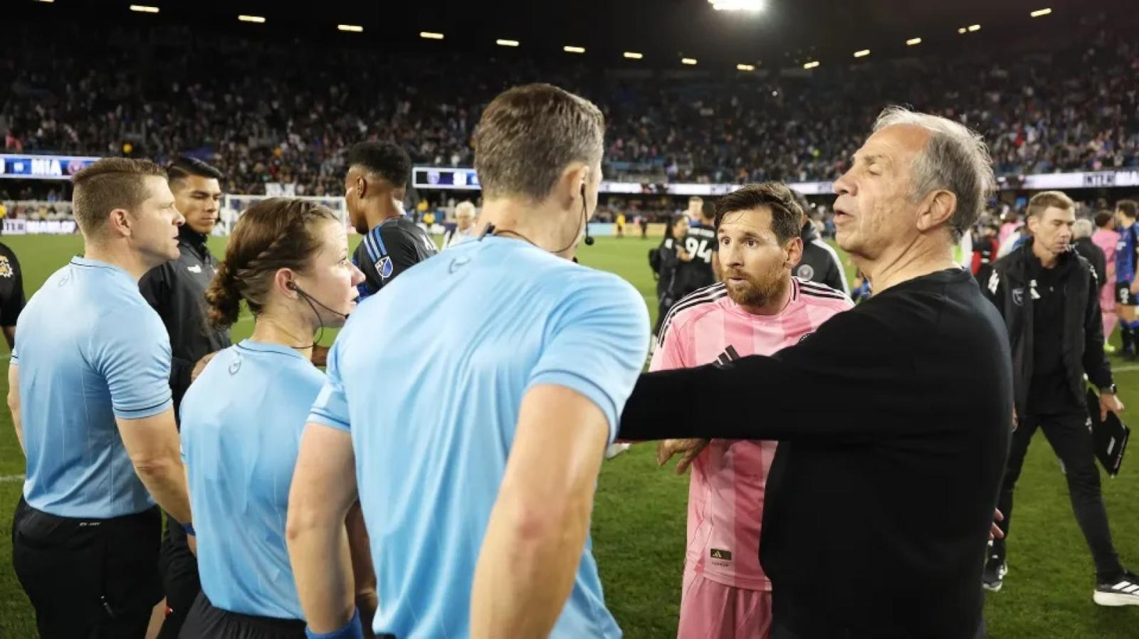 Imagen Bruce Arena mediando entre Messi y el árbitro. Salvo al 10 de una insólita expulsión.