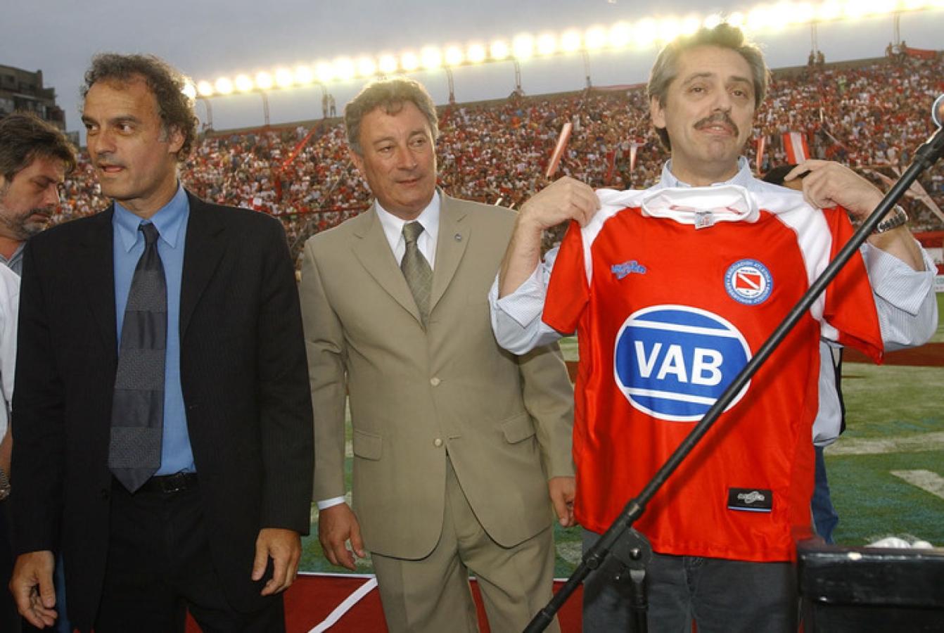 Imagen Alberto Fernández en la reinauguración del estadio del Bicho, en 2003.