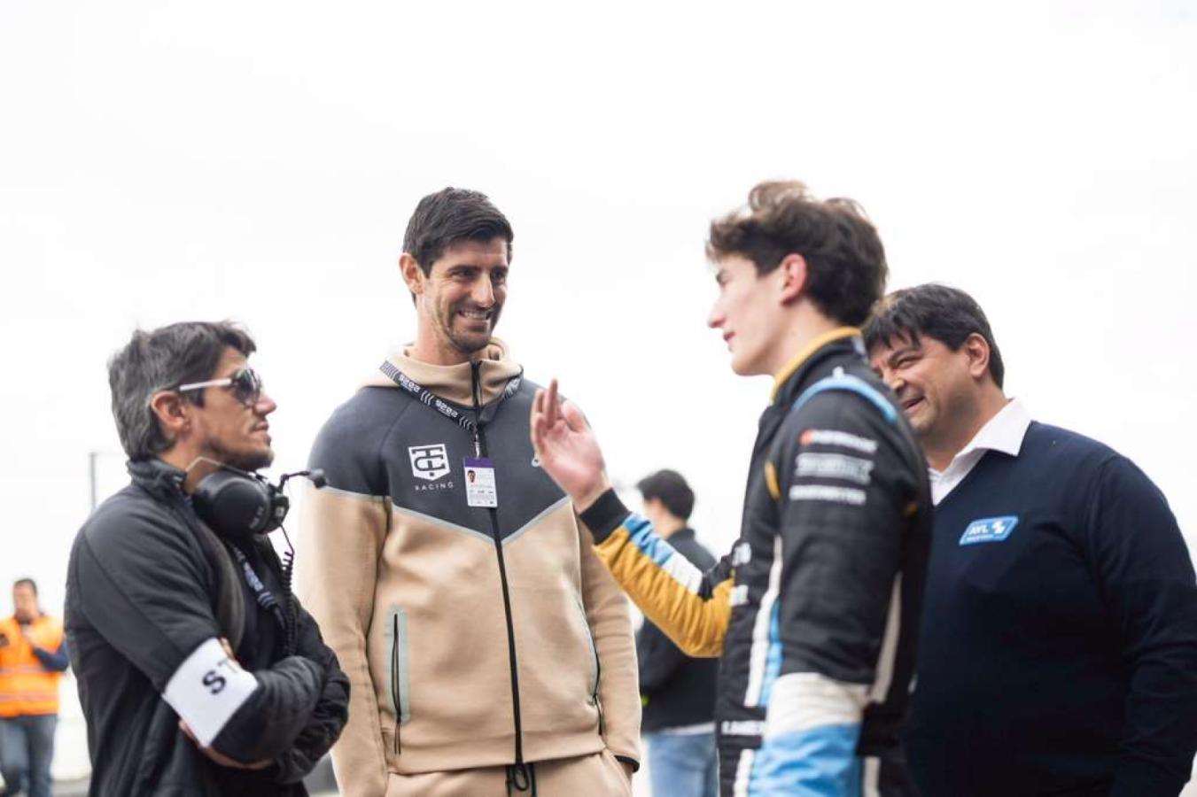 Imagen Thibaut Courtois junto con Renzo Barbuy en la carrera de Jarama en Madrid.