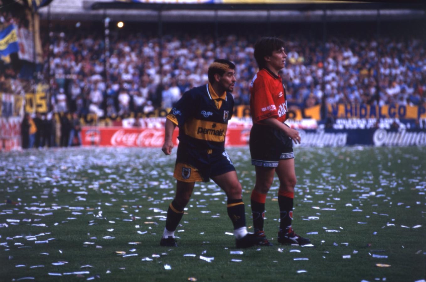 Imagen Maradona y Julio César Toresani, en el regreso del 10 al fútbol.