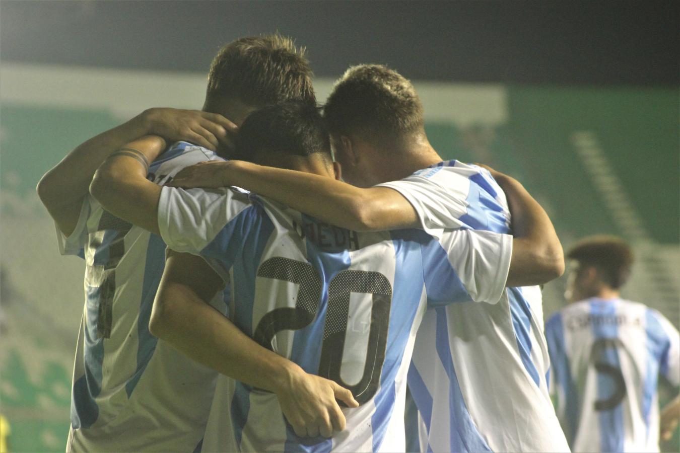 Imagen El festejo argentino después del tanto conseguido por De Martis.