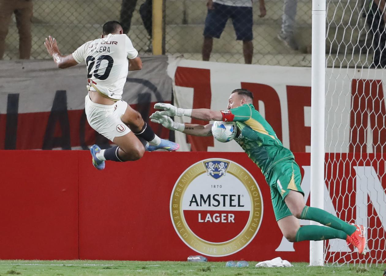 Imagen Siempre hay una salvada milagrosa de Armani en River. Foto: AFP.