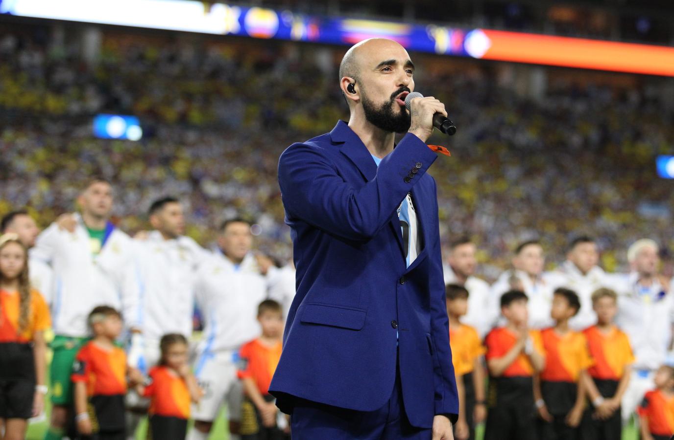 Imagen Abel Pintos cantó el himno nacional argentino (Foto Baires).