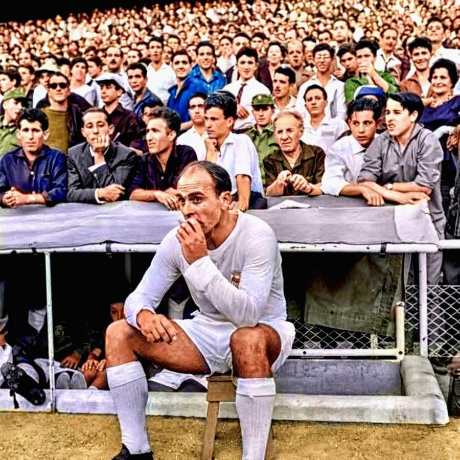 Imagen Di Stéfano a los 37: fumando un cigarrillo en el banco de Real Madrid.