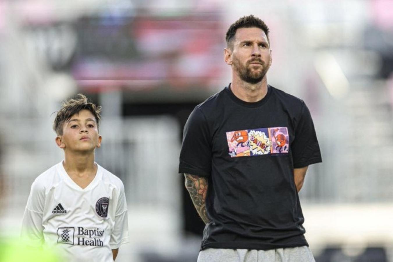 Imagen Messi padre e hijo, dentro de la cancha.