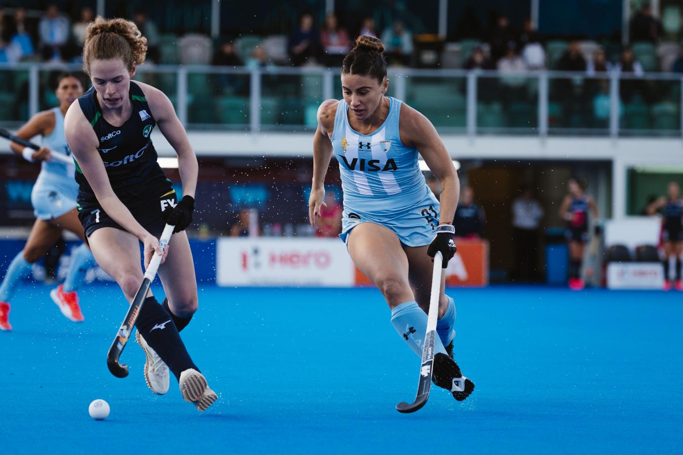 Imagen Victoria Granatto disputa la bocha con Niamh Carey. Argentina volvió a vencer a Irlanda: Foto: FIH.