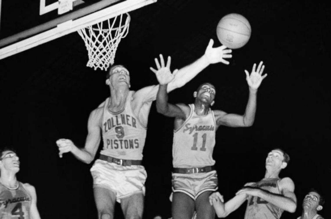 La historia del primer jugador negro de la NBA | El Gráfico