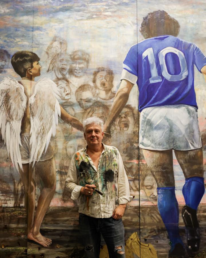 Imagen El pintor Rovira, entre Diego y el ángel que lo vino a buscar. Foto: Gonzalo Colini.