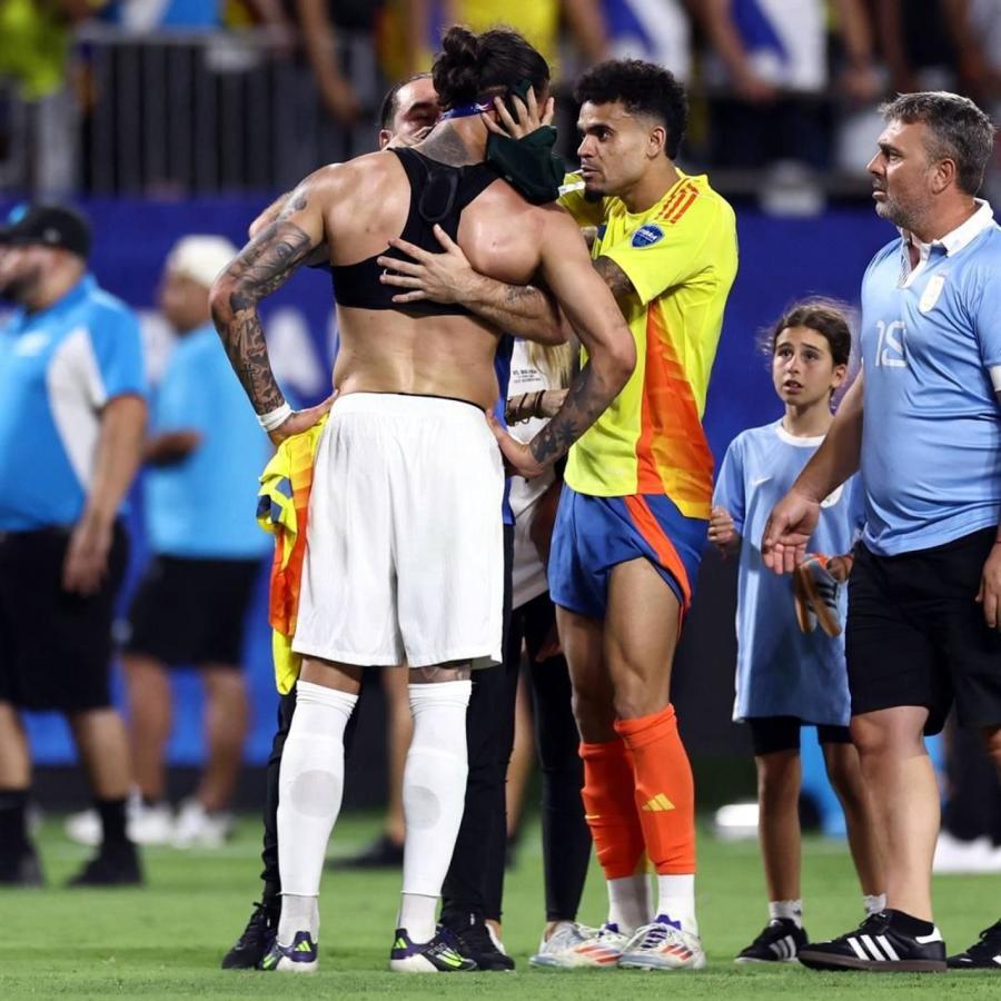 Imagen Luis Díaz consuela a Darwin Núñez, su compañero en Liverpool, tras el partido.